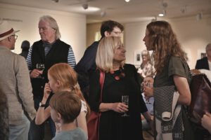 Besucher der Vernissage von Joerg Lipskoch im Literaturhaus Halle