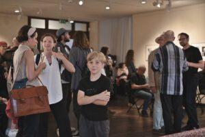 Besucher der Vernissage von Joerg Lipskoch im Literaturhaus Halle