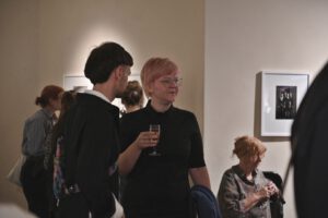 Besucher der Vernissage von Joerg Lipskoch im Literaturhaus Halle