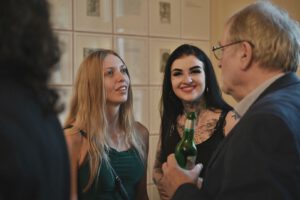 Besucher der Vernissage von Joerg Lipskoch im Literaturhaus Halle