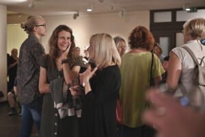 Besucher der Vernissage von Joerg Lipskoch im Literaturhaus Halle