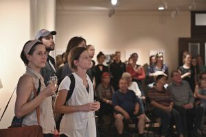 Besucher der Vernissage von Joerg Lipskoch im Literaturhaus Halle