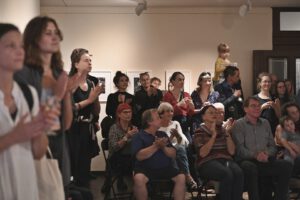 Besucher der Vernissage von Joerg Lipskoch im Literaturhaus Halle