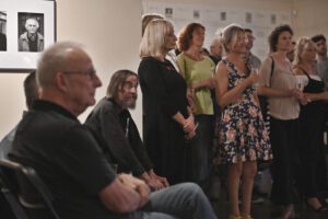 Besucher der Vernissage von Joerg Lipskoch im Literaturhaus Halle