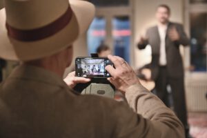 Besucher der Vernissage von Joerg Lipskoch im Literaturhaus Halle