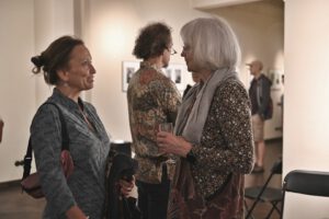 Besucher der Vernissage von Joerg Lipskoch im Literaturhaus Halle