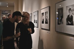 Besucher der Vernissage von Joerg Lipskoch im Literaturhaus Halle