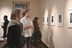 Besucher der Vernissage von Joerg Lipskoch im Literaturhaus Halle