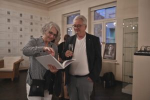 Besucher der Vernissage von Joerg Lipskoch im Literaturhaus Halle