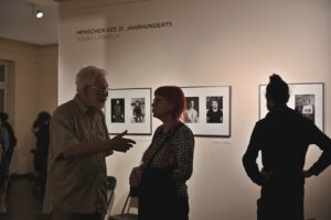 Besucher der Vernissage von Joerg Lipskoch im Literaturhaus Halle