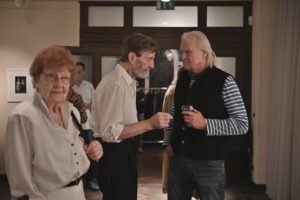 Besucher der Vernissage von Joerg Lipskoch im Literaturhaus Halle