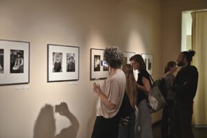 Besucher der Vernissage von Joerg Lipskoch im Literaturhaus Halle