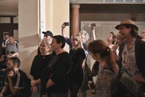 Besucher der Vernissage von Joerg Lipskoch im Literaturhaus Halle