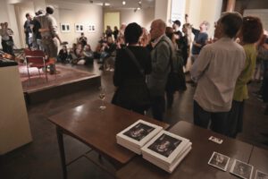 Besucher der Vernissage von Joerg Lipskoch im Literaturhaus Halle