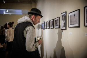 Besucher vor Bildern von Thomas Plenert (Foto: Gordon Welters)