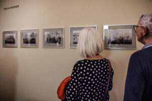 Besucher vor Fotografien von Anja Krämer (Foto: Gordon Welters)