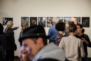 Ausstellungsbesucher vor Fotografien von Sandra Buschow (Foto: Gordon Welters)