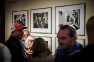 Besucher vor Fotografien von Knut Mueller (Foto: Gordon Welters)