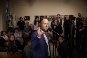 Daniel K Schweitzer bei der Eröffnungsrede (Foto: Gordon Welters)