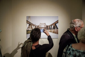 Ausstellungsbesucher vor einem Foto von Andreas Bartsch (Foto: Gordon Welters)