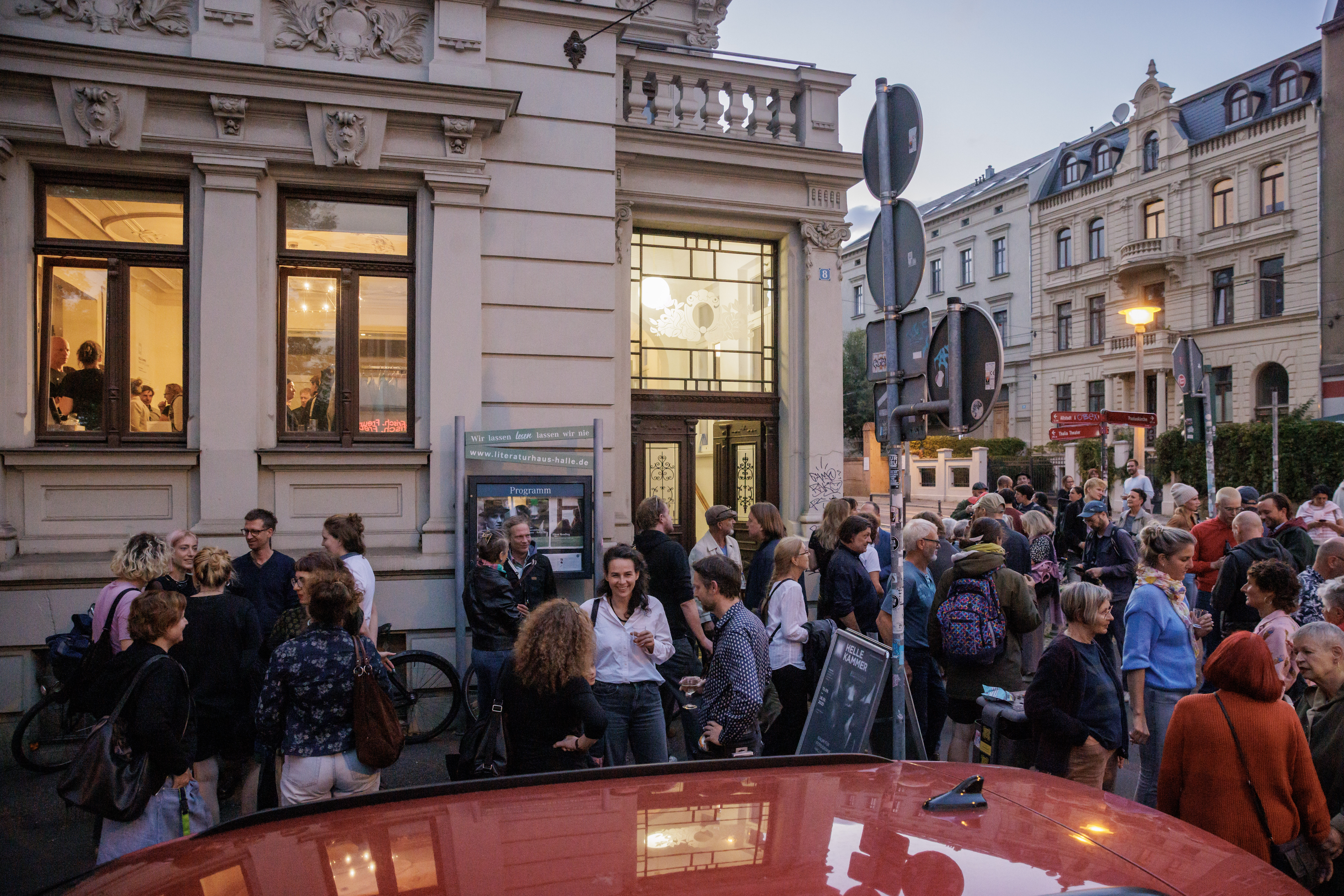 Ausstellungsbesucher vor dem Literaturhaus Halle (Foto: Gordon Welters)