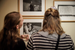 Ausstellungsbesucher vor Fotografien von Gert Kiermeyer (Foto: Gordon Welters)