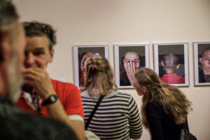 Ausstellungsbesucher vor Fotografien von Daniel K Schweitzer (Foto: Gordon Welters)