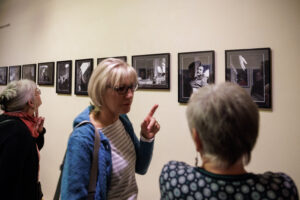 Ausstellungsbesucher vor Fotografien von Marcus-Andreas Mohr (Foto: Gordon Welters)