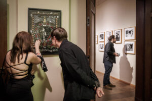 Ausstellungsbesucher vor einer Assemblage von Petra Kaltwaßer (Foto: Gordon Welters)