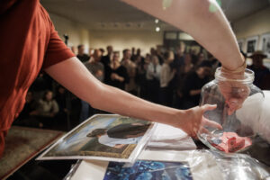 Losziehung bei der Foto-Tombola (Foto: Gordon Welters)